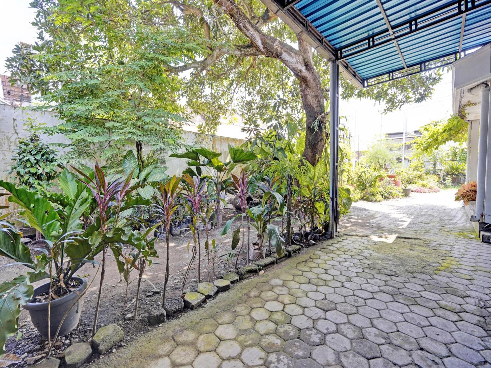 מלון בניוואנגי Oyo Life 92937 Kost Putri Sarkara Syariah מראה חיצוני תמונה