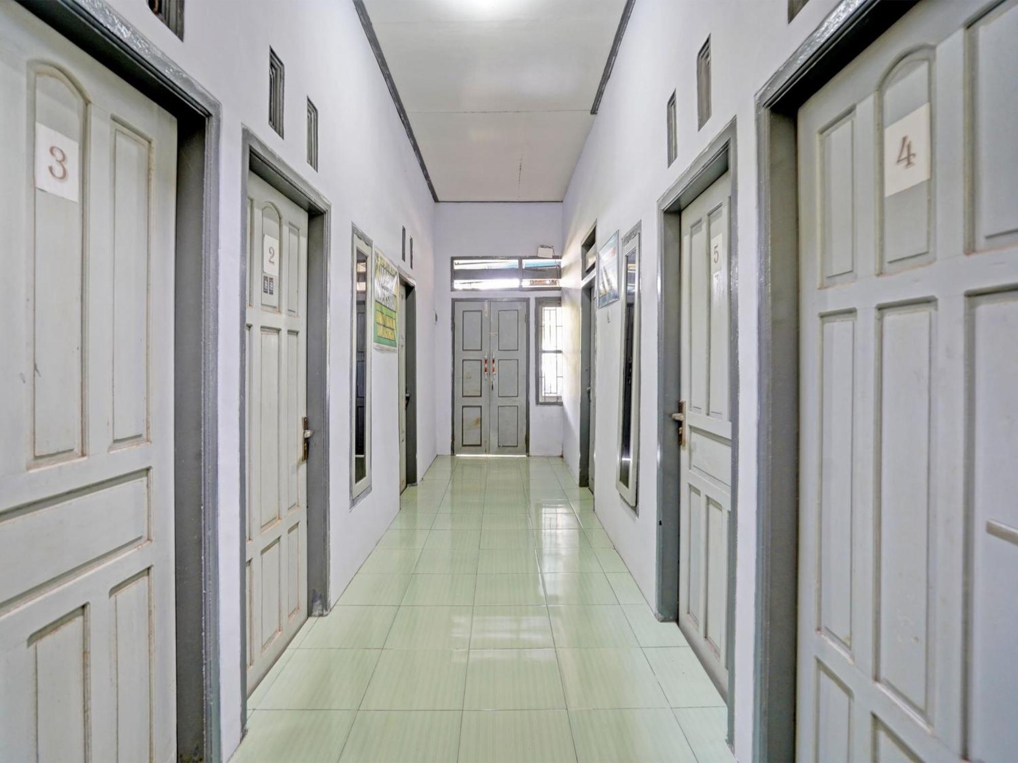 מלון בניוואנגי Oyo Life 92937 Kost Putri Sarkara Syariah מראה חיצוני תמונה