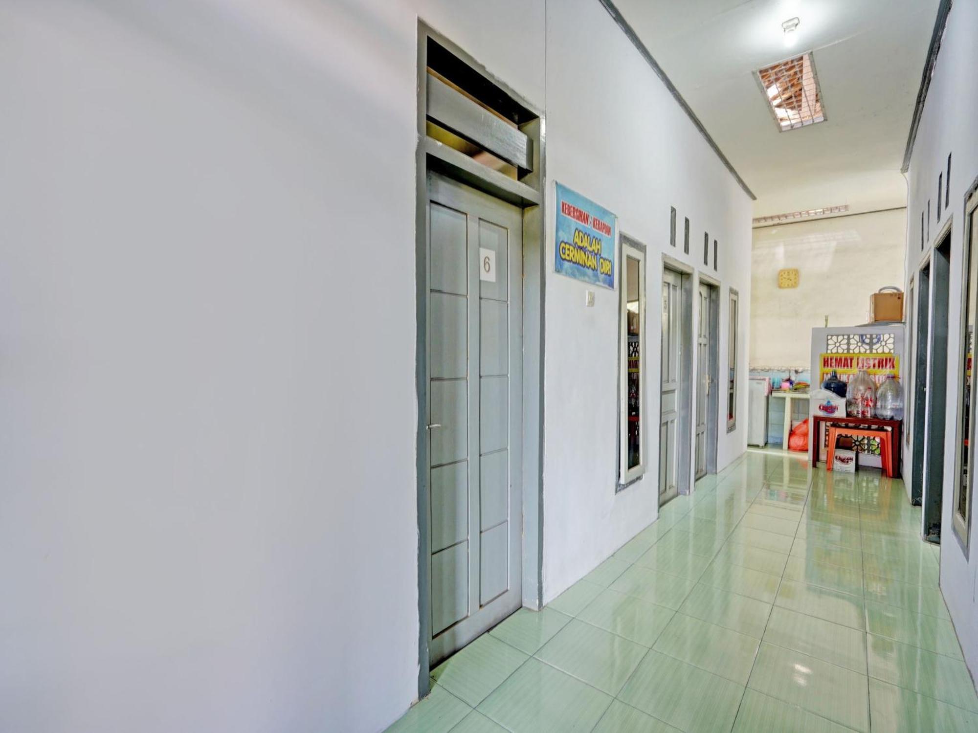 מלון בניוואנגי Oyo Life 92937 Kost Putri Sarkara Syariah מראה חיצוני תמונה