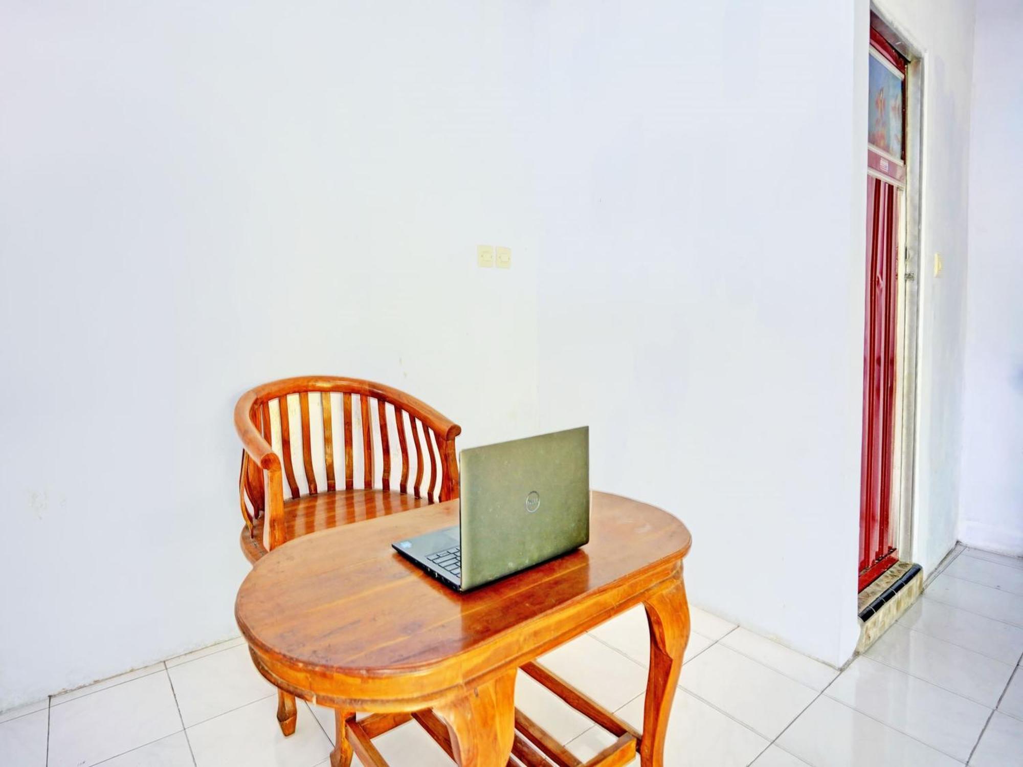 מלון בניוואנגי Oyo Life 92937 Kost Putri Sarkara Syariah מראה חיצוני תמונה