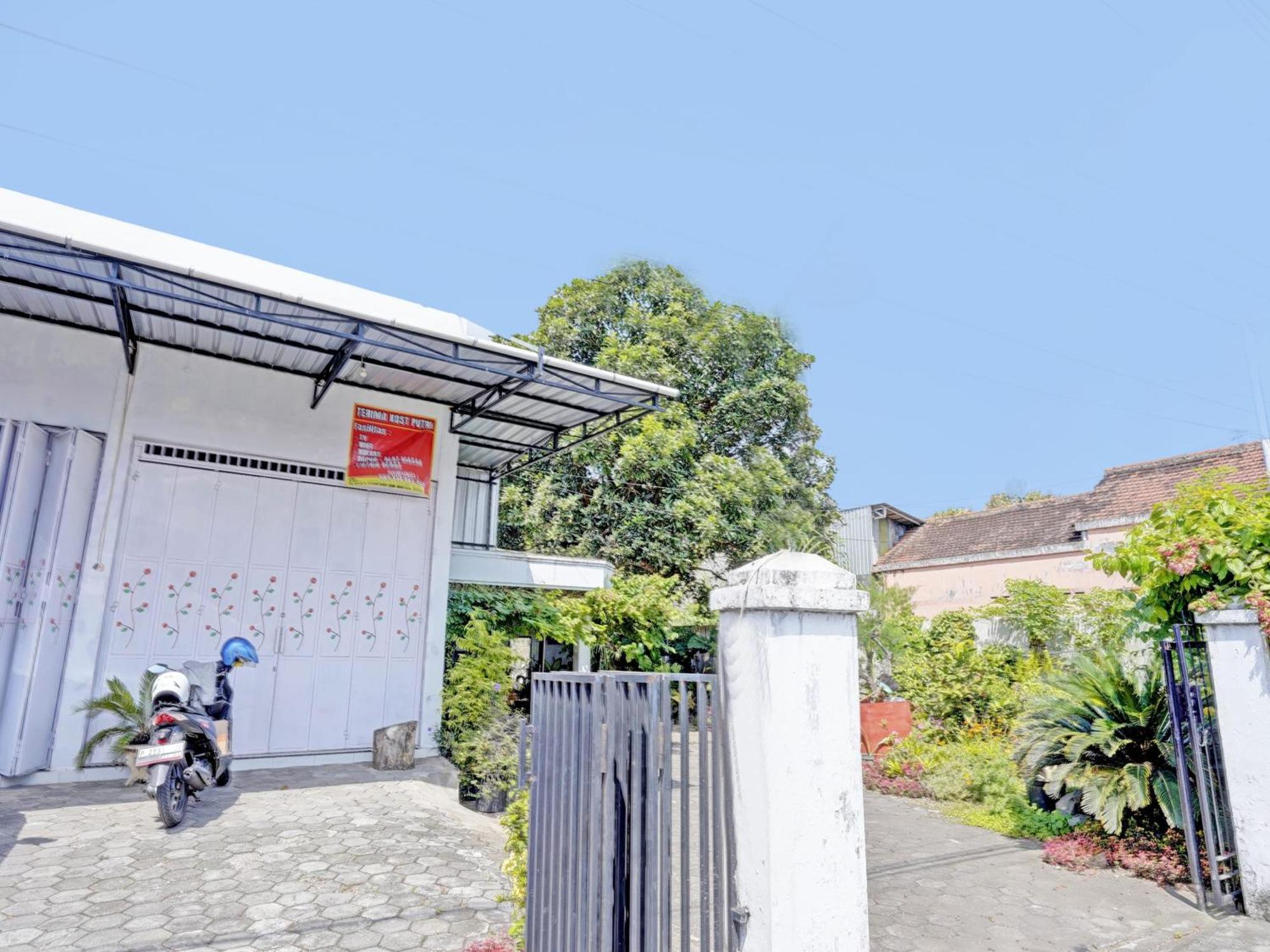 מלון בניוואנגי Oyo Life 92937 Kost Putri Sarkara Syariah מראה חיצוני תמונה