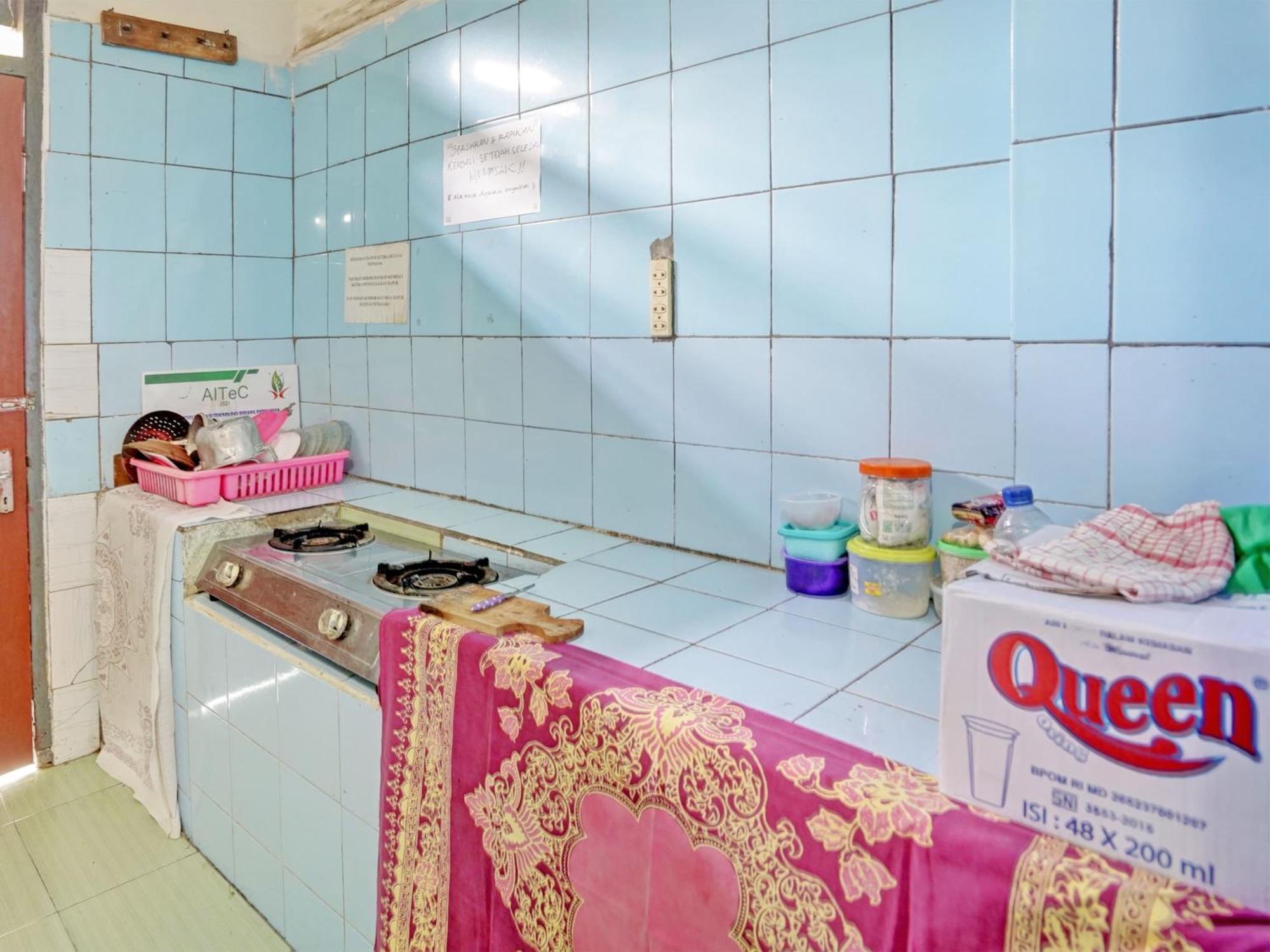 מלון בניוואנגי Oyo Life 92937 Kost Putri Sarkara Syariah מראה חיצוני תמונה