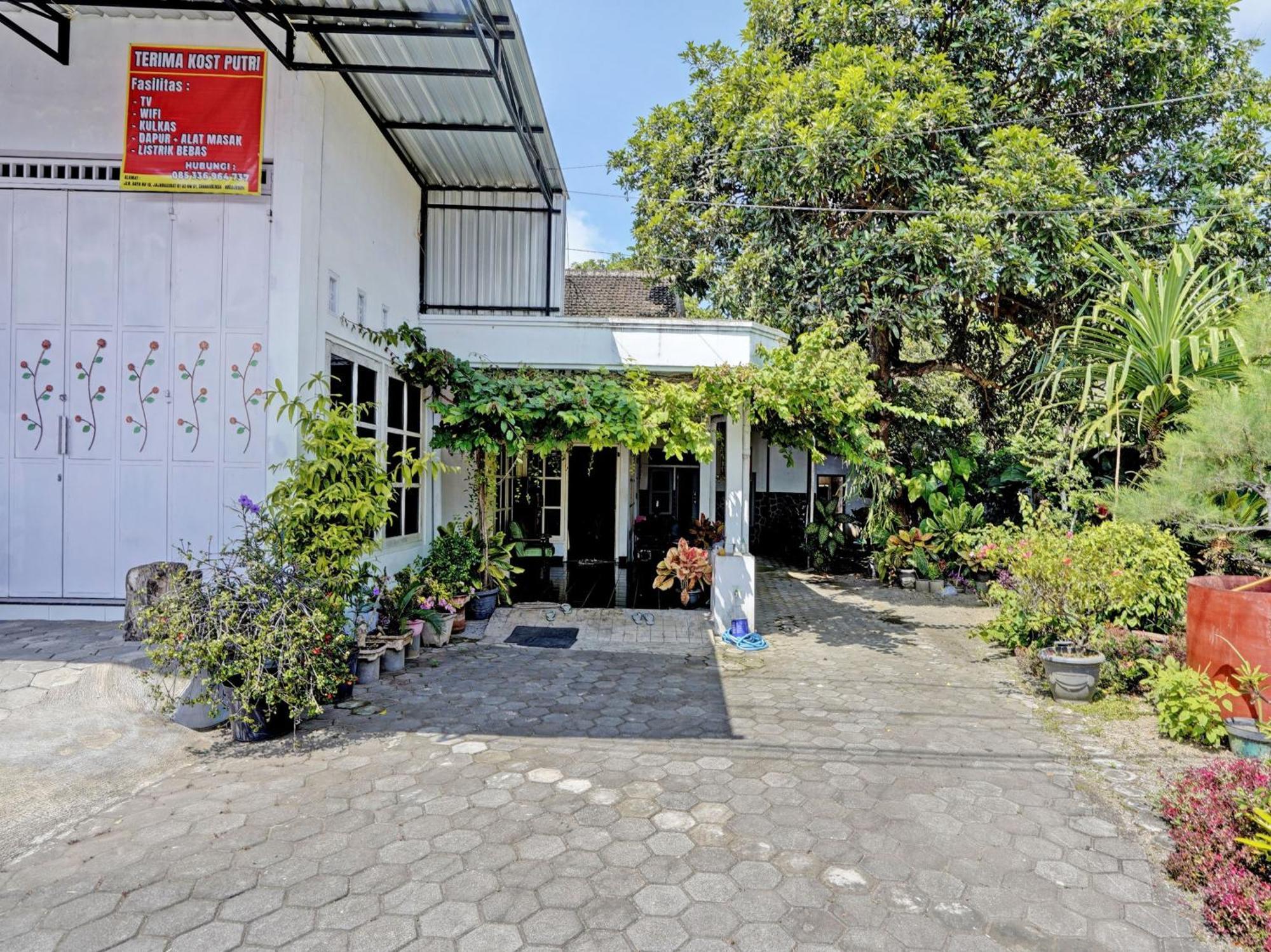 מלון בניוואנגי Oyo Life 92937 Kost Putri Sarkara Syariah מראה חיצוני תמונה