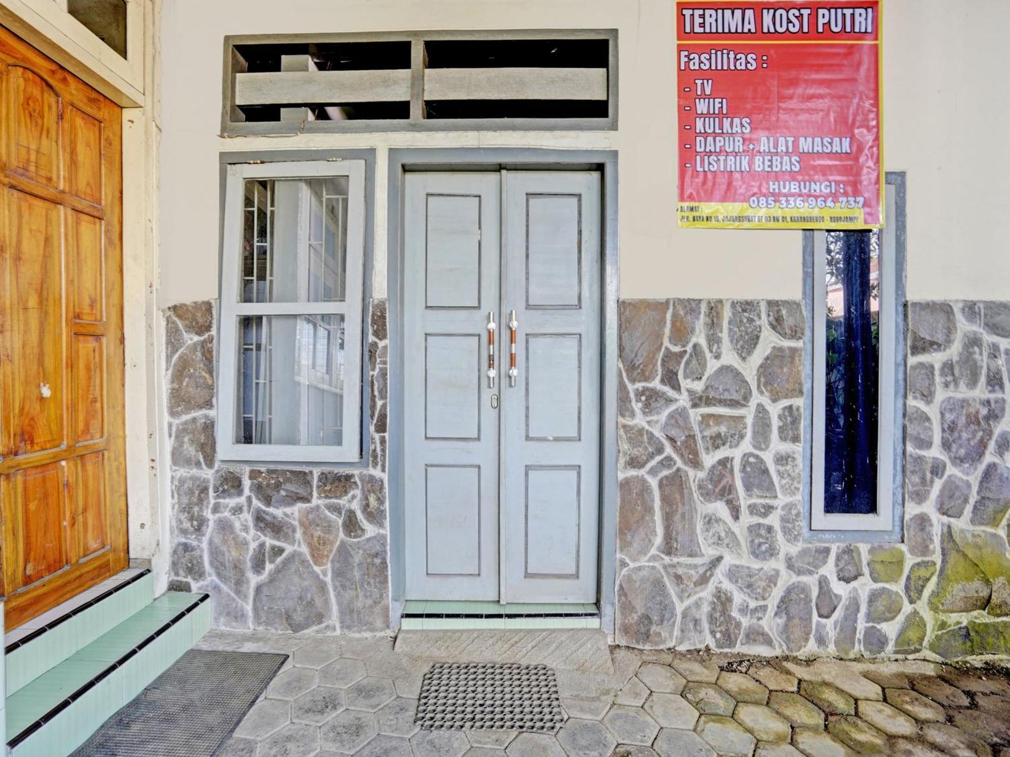 מלון בניוואנגי Oyo Life 92937 Kost Putri Sarkara Syariah מראה חיצוני תמונה