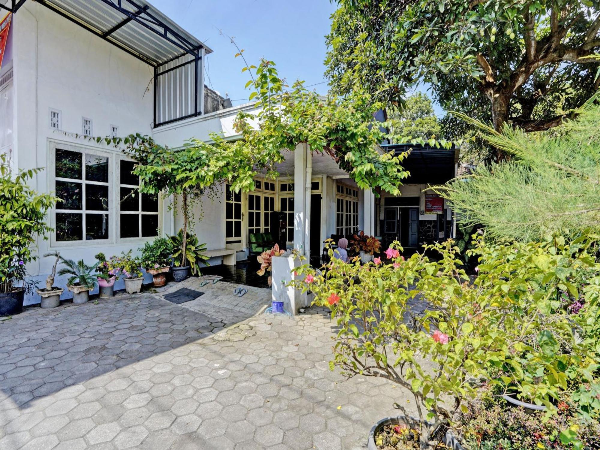 מלון בניוואנגי Oyo Life 92937 Kost Putri Sarkara Syariah מראה חיצוני תמונה