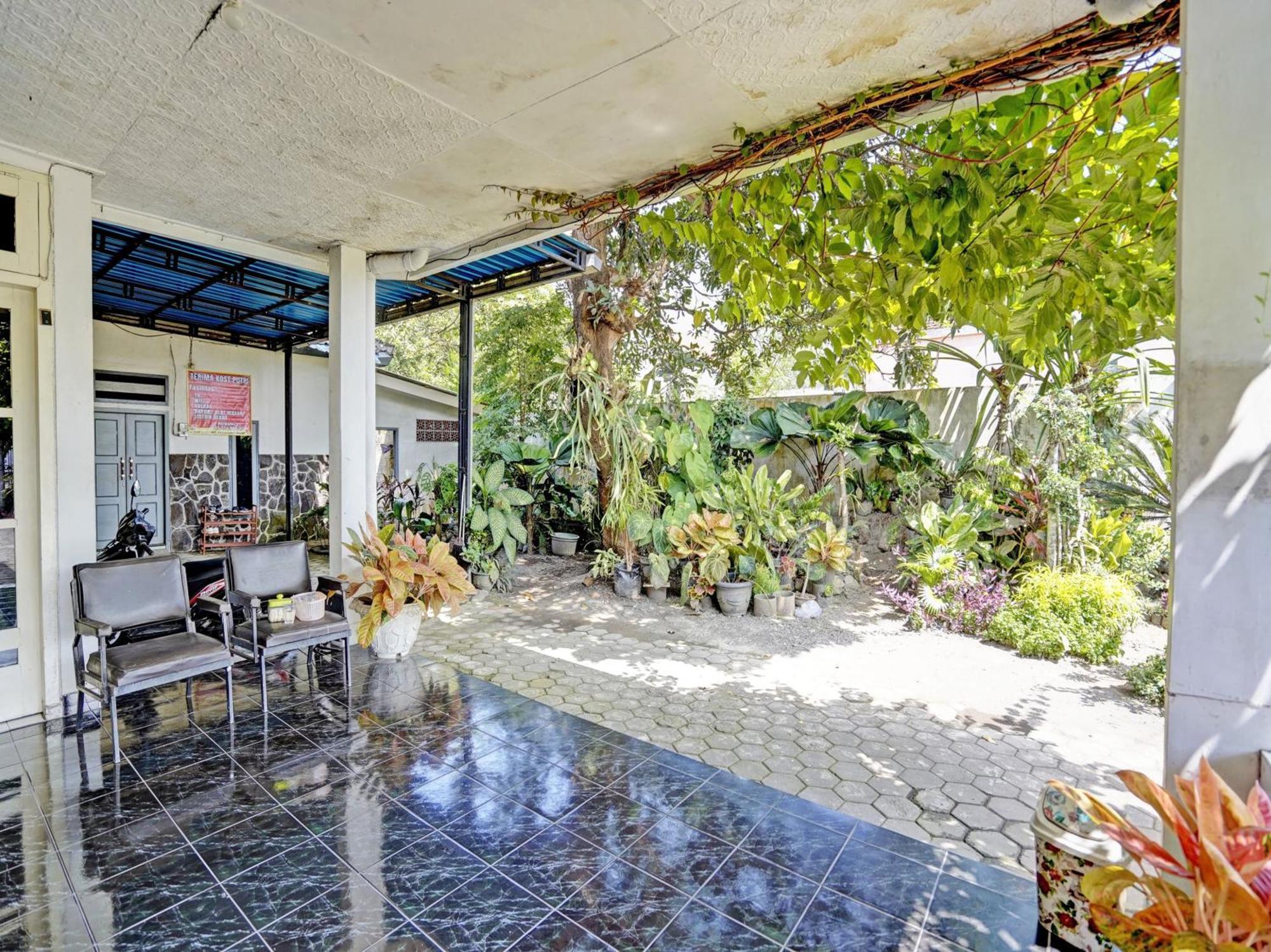 מלון בניוואנגי Oyo Life 92937 Kost Putri Sarkara Syariah מראה חיצוני תמונה