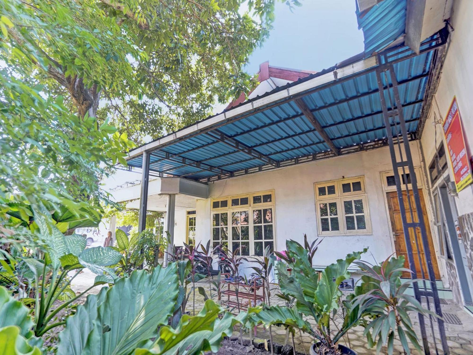 מלון בניוואנגי Oyo Life 92937 Kost Putri Sarkara Syariah מראה חיצוני תמונה